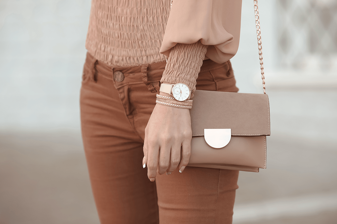 Bransoletka i zegarek – jak nosić je na tym samym nadgarstku? Wskazówki